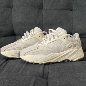 Yeezy 700 analog